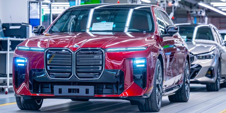 BMW schrapt tot 8.000 banen, productie blijft buiten schot
