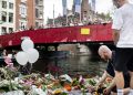 Duizenden herdenken aanslag op Pride Berlijn in Amsterdam