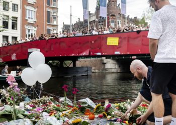 Duizenden herdenken aanslag op Pride Berlijn in Amsterdam