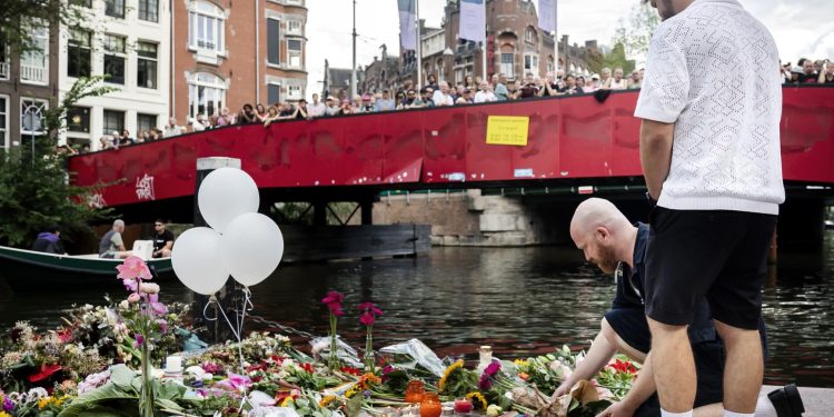 Duizenden herdenken aanslag op Pride Berlijn in Amsterdam