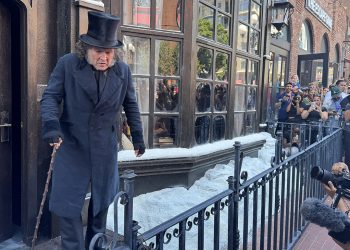 Johnny Depp verrast Comic-Con als Ebenezer Scrooge