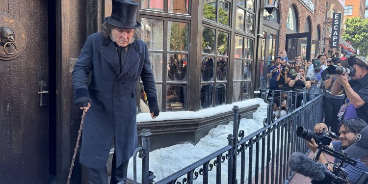 Johnny Depp verrast Comic-Con als Ebenezer Scrooge