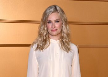 Beth Behrs en Kat Dennings herenigd in Shifting Gears