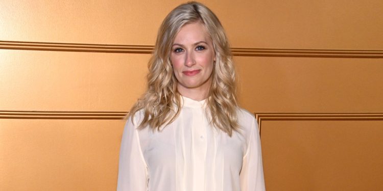 Beth Behrs en Kat Dennings herenigd in Shifting Gears