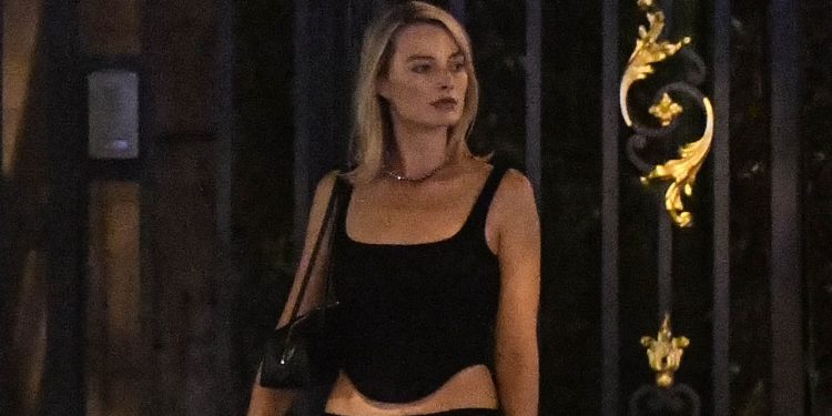 Vogue ziet Samantha Jones in Margot Robbies Parijse look