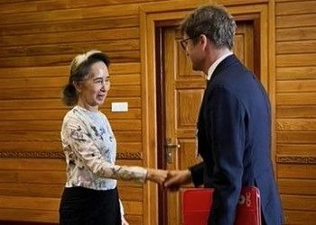 Suu Kyi krijgt na jaren bezoek van Rode Kruis