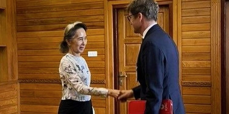 Suu Kyi krijgt na jaren bezoek van Rode Kruis